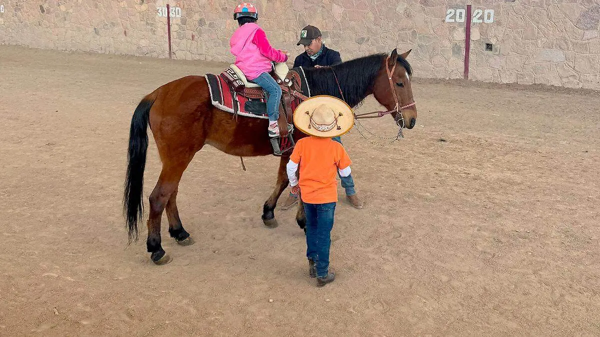 Niños montando un caballo